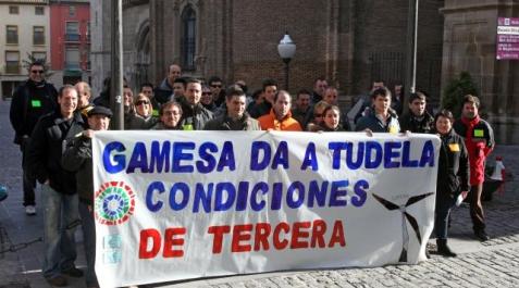 La plantilla de Gamesa desconvoca la huelga en busca de un acuerdo con la empresa Imagen de trabajadores de Gamesa concentrados ante la Casa Consistorial de Tudela el 19 de enero. ARCHIVO