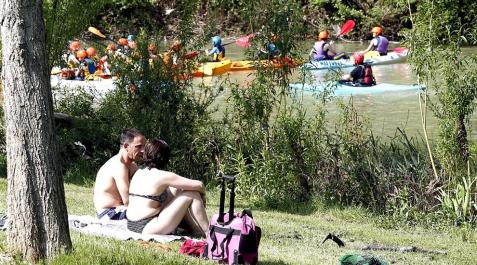 Las temperaturas veraniegas se hacen con Pamplona_3 Los termómetros subían y el calor empujaba a grandes y chicos a disfrutar al aire libre del tiempo en los parques y terrazas de la capital navarra.