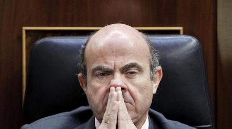 Luis de Guindos cree que de la reforma pueden salir una docena de entidades Luis de Guindos cree que de la reforma pueden salir una docena de entidades