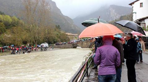 La lluvia impide el descenso de las almadías en Burgui_4 Las precipitaciones caídas en los últimos días han causado la crecida del río Esca y la consiguiente suspensión de la tradicional bajada de las almadías en la localidad de Burgui.