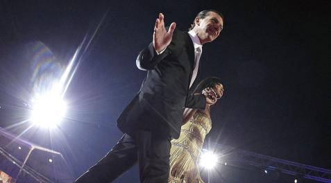 Antonio Banderas entrega el premio en la Life Ball Antonio Banderas entrega el premio en la Life Ball