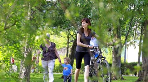 Las temperaturas veraniegas se hacen con Pamplona_7 Los termómetros subían y el calor empujaba a grandes y chicos a disfrutar al aire libre del tiempo en los parques y terrazas de la capital navarra.