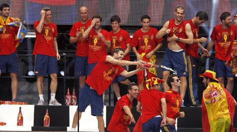 Recibimiento a la selección en Madrid_18 Miles de aficionados esperaron a los campeones de Europa en la Plaza de Cibeles de Madrid y permanecieron con ellos durante la celebración del nuevo título de 'La Roja'