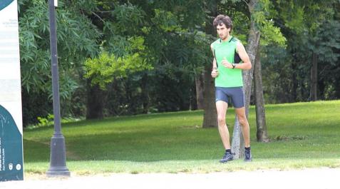 Las cálidas temperaturas que se han registrado este jueves en Pamplona han movido a los ciudadanos a disfrutar de los primeros baños en las piscinas al aire libre y a practicar actividades deportivas.