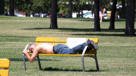 Pamplona se despeja y llega el calor_13 Las lluvias esporádicas que acompañaron la capital navarra en los pasados días han dado paso este miércoles a unas temperaturas veraniegas.