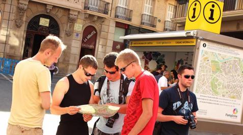 Más de una semana después de las fiestas de Pamplona, el Casco Antiguo todavía se viste de San Fermín y grupos de turistas se enredan con retraso en el recorrido del encierro. P.Z.
