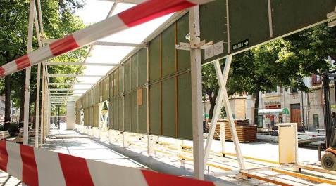 Más de una semana después de las fiestas de Pamplona, el Casco Antiguo todavía se viste de San Fermín y grupos de turistas se enredan con retraso en el recorrido del encierro. P.Z.