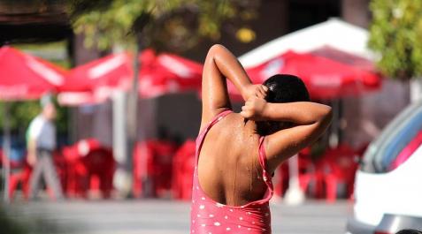 A punto de los 40 grados_22 Una sensación de calor pesada. Ésta será la nota dominante de un bochornoso jueves en el que el Gobierno de Navarra ha activa la alerta amarilla por altas temperaturas en la ribera del Ebro (desde Cortes a Viana).