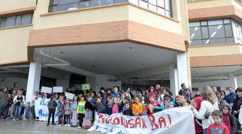 Protestas en Berriozar por la supresión del transporte escolar Protestas en Berriozar por la supresión del transporte escolar
