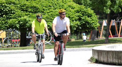 Las cálidas temperaturas que se han registrado este jueves en Pamplona han movido a los ciudadanos a disfrutar de los primeros baños en las piscinas al aire libre y a practicar actividades deportivas.