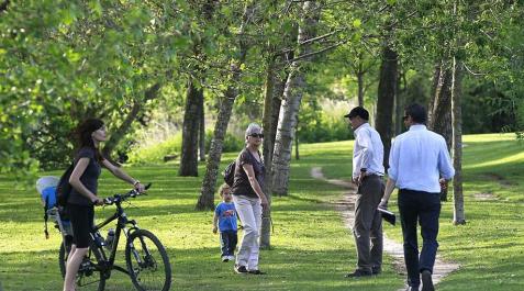Las temperaturas veraniegas se hacen con Pamplona_8 Los termómetros subían y el calor empujaba a grandes y chicos a disfrutar al aire libre del tiempo en los parques y terrazas de la capital navarra.