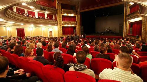CLICK CONCIERTOS. Calor y sentimiento canario en el Gayarre_16 La cantautora canaria Rosana volvió a incendiar Pamplona, en concreto el Teatro Gayarre, con sus canciones. En esta ocasión lo hizo para presentar las canciones de su nuevo disco ?Buenos días, mundo?, trabajo publicado este año y con el que está de gira por todo el país. El público no pudo permanecer en sus butacas y se sala se convirtió en una animada pista de baile.
