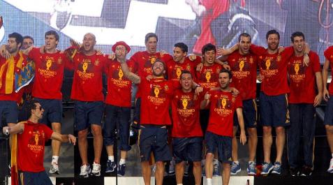 Recibimiento a la selección en Madrid_16 Miles de aficionados esperaron a los campeones de Europa en la Plaza de Cibeles de Madrid y permanecieron con ellos durante la celebración del nuevo título de 'La Roja'