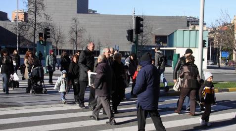 Hielo y temperaturas bajo cero en Pamplona_17 Pamplona ha amanecido este miércoles con temperaturas bajo cero y una fina capa de hielo en distintas zonas de la ciudad. Algunos ciudadanos se han visto obligados a emplear rasquetas para eliminar el hielo de sus vehículos. En algunas zonas, las temperaturas han sido de -3 grados.