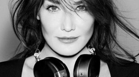 Carla Bruni, modelo en un anuncio de auriculares Carla Bruni, modelo en un anuncio de auriculares