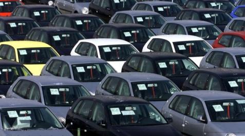 La crisis y la falta de crédito hunden un 17,7% la matriculación de coches Varios modelos de Polo en el aparcamiento de la fábrica de Volkswagen en Landaben. ARCHIVO
