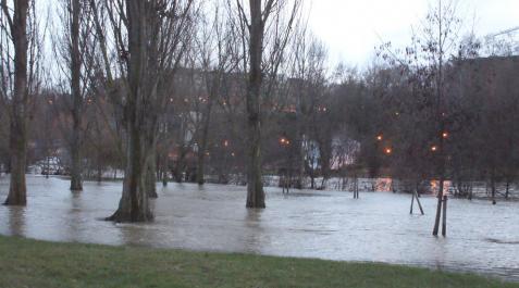 Las lluvias de los pasados días y el deshielo de la nieve ha provocado una subida del río Arga en algunas zonas de la capital navarra
