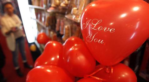 Celebración del Día de San Valentín en el mundo_9 Regalos, bombones, globos, rosas... Detalles para la celebración del Día de los Enamorados, el 14 de febrero de 2012.