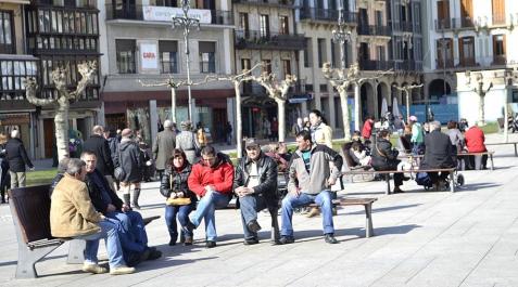 Buen tiempo en Pamplona_17 Tras los días de lluvia y nieve, Pamplona ha amanecido este sábado con sol. Muchos pamploneses han aprovechado el buen tiempo para dar un paseo o tomar algo en una terraza.