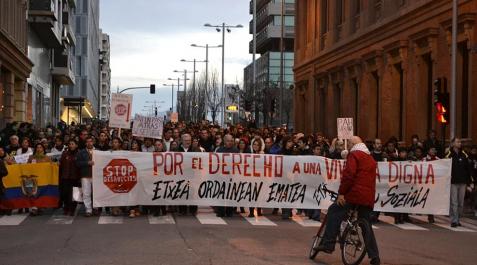 Manifestación contra los desahucios en Pamplona_29 Imágenes de este sábado 16 de febrero