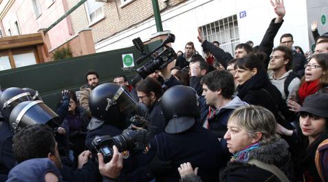 La PAH hace un escrache ante la casa de Sáenz de Santamaría La PAH hace un escrache ante la casa de Sáenz de Santamaría