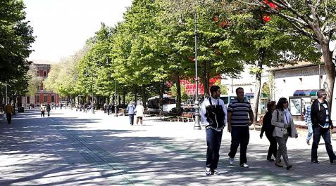 Imágenes del buen tiempo registradas este sábado en la capital de Navarra, dónde las temperaturas máximas alcanzaron los 20 grados.