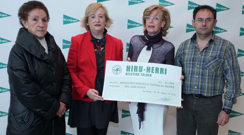Hiru Herri entrega 1.100 euros a la Asociación Española Contra el Cáncer Hiru Herri entrega 1.100 euros a la Asociación Española Contra el Cáncer