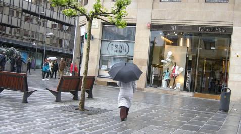El paraguas, imprescindible este fin de semana en Pamplona_5 Los pamploneses han tenido que sacar el paraguas este sábado, ya que la lluvia ha sido la protagonista de este día.
