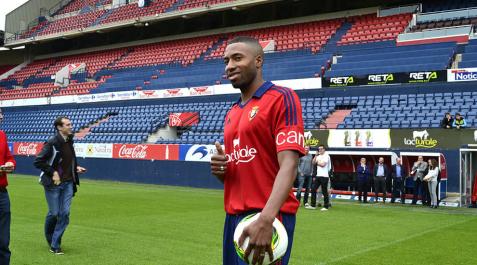 Jordan Lotiés ha sido presentado como nuevo jugador de Osasuna. El central ha firmado con el club rojillo para las próximas tres temporadas.