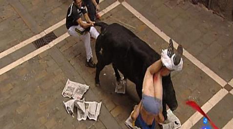 Un mozo, corneado en la Estafeta por un toro de El Pilar. Un mozo, corneado en la Estafeta por un toro de El Pilar.