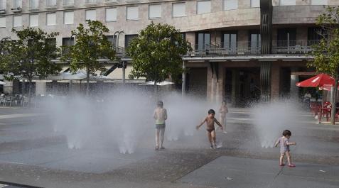 Formas de refrescarse en Pamplona_24 Imágenes de este sábado 20 de julio tomadas en Pamplona, donde se han alcanzado los 34 grados