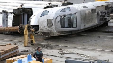 El rastro de la tragedia del tren de Santiago_3 Tras el accidente de un tren descarrillado que provocó la muerte de 78 personas, las labores de este fin de semana se han centrado en remover los restos de la maquinaria de la vía, identificar los últimos cuerpos y recuperar las pertenencias de los viajeros. Mientras, Santiago de Compostela y España continúan su jornada de luto.