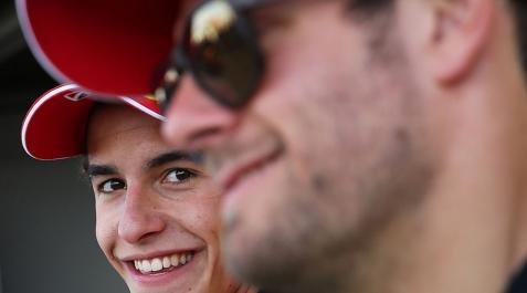 Márquez se impone a Lorenzo y logra la 'pole' en Gran Bretaña Márquez se impone a Lorenzo y logra la 'pole' en Gran Bretaña
