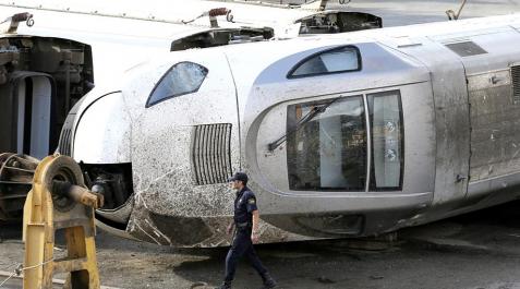 El rastro de la tragedia del tren de Santiago_15 Tras el accidente de un tren descarrillado que provocó la muerte de 78 personas, las labores de este fin de semana se han centrado en remover los restos de la maquinaria de la vía, identificar los últimos cuerpos y recuperar las pertenencias de los viajeros. Mientras, Santiago de Compostela y España continúan su jornada de luto.