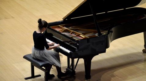 La joven pianista Julia Lozowska La joven pianista Julia Lozowska