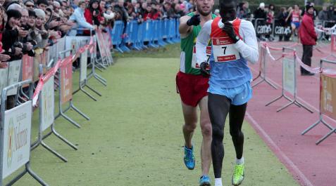 Iván Fernández avisa a Mutai del lugar de la meta en 2012