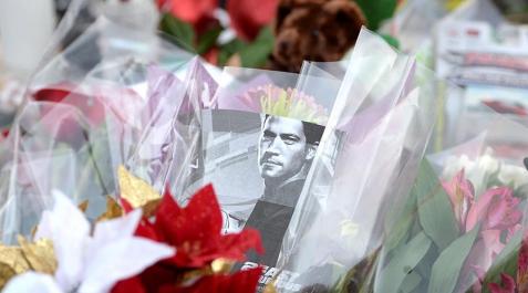 Los fans lloran la muerte de Paul Walker_29 El lugar donde tuvo el accidente de tráfico en el que falleció el sábado el actor Paul Walker se ha convertido el lugar de peregrinación para los gans, que han dejado en estos días mensajes de recuerdo, flores y velas.