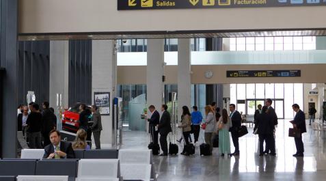 Viajeros en el aeropuerto de Pamplona este verano. Viajeros en el aeropuerto de Pamplona este verano.
