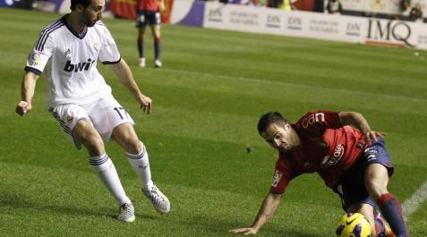 Emiliano Armenteros disputa la pelota a Arbeloa Emiliano Armenteros disputa la pelota a Arbeloa