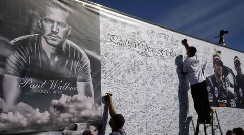 Miles de personas homenajean al actor Paul Walker_6 Miles de personas, muchas de ellas en coches de carreras, se congregaron este domingo en el mismo lugar donde el actor Paul Walker murió en un accidente de tráfico para rendir homenaje al fallecido intérprete.