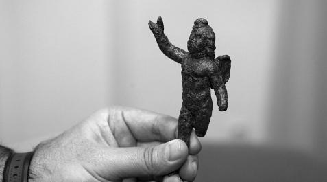 Imagen de la figura de bronce del dios Cupido hallada en Ablitas. Imagen de la figura de bronce del dios Cupido hallada en Ablitas.