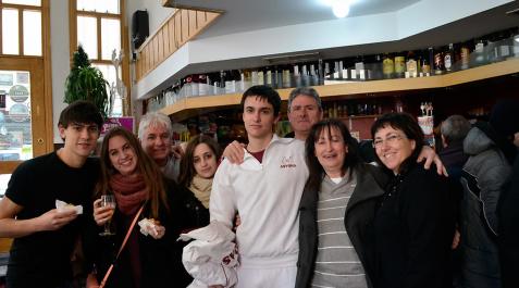 Satisfacción en el bar Endika de la Chantrea tras repartir suerte entre vecinos del barrio Satisfacción en el bar Endika de la Chantrea tras repartir suerte entre vecinos del barrio