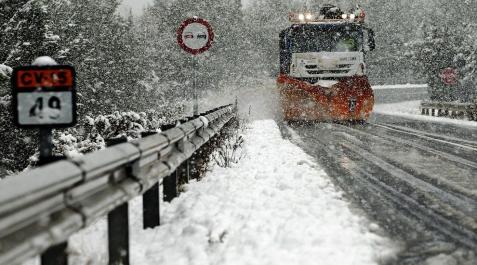 La nieve deja atrapados a 60 camiones en la A-23, en Castellón La nieve deja atrapados a 60 camiones en la A-23, en Castellón