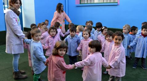 Niños del primer ciclo de Educación Infantil jugando en el nuevo patio reformado Niños del primer ciclo de Educación Infantil jugando en el nuevo patio reformado