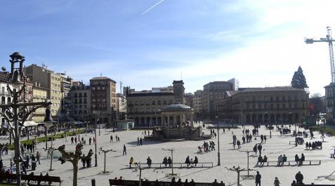 Buen tiempo en Pamplona_26 Tras los días de lluvia y nieve, Pamplona ha amanecido este sábado con sol. Muchos pamploneses han aprovechado el buen tiempo para dar un paseo o tomar algo en una terraza.