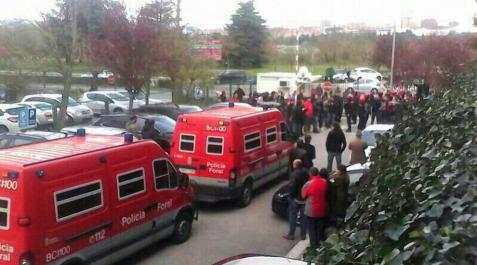 Tensión en Koxka Los trabajadores de Koxka se encierran en las oficinas para evitar el cierre.