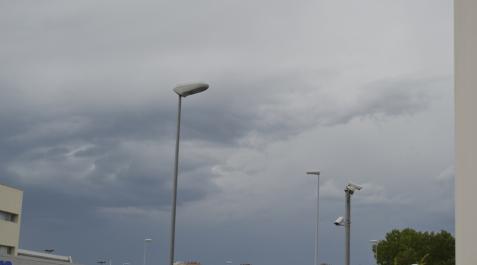 La alerta amarilla por lluvias y tormentas con cielos cubiertos La alerta amarilla por lluvias y tormentas con cielos cubiertos