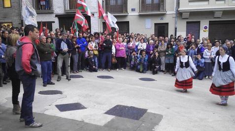 Dirigentes de Bildu recibe con honores al etarra que quiso matar a Langarica Dirigentes de Bildu recibe con honores al etarra que quiso matar a Langarica