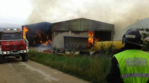 Evacuan al ganado de dos naves de Olejua tras declararse un incendio Evacuan al ganado de dos naves de Olejua tras declararse un incendio