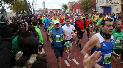 Los corredores de la maratón de Castellón, apoyados por el público en una de las pruebas de mayor prestigio en España Los corredores de la maratón de Castellón, apoyados por el público en una de las pruebas de mayor prestigio en España